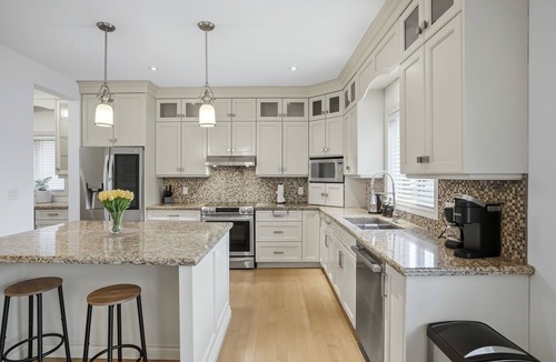 Welland House | Upscale 3 Bedroom Welland Retreat with Parking