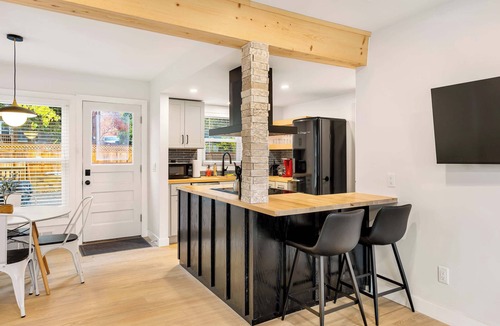 Dicken House | Upscale 3BR/2BA w/Jacuzzi, Steps from Big House!