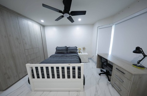 Seybold Apartment | Upscale 3BR/3BA Waterfront Apt/Sleep 7