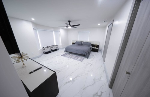 Seybold Apartment | Upscale 3BR/3BA Waterfront Apt/Sleep 7