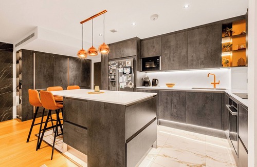 Sands End Apartment | Upscale 3BR Apt w balcony, 3min railway station