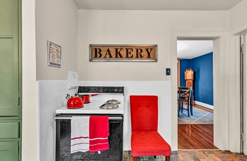 North Buffalo Apartment | Upscale 3BR Retreat – Quiet North Buffalo Location