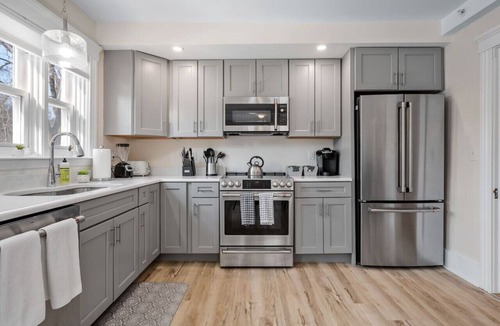 Worcester Condo | Upscale 4 Bedroom Condo w King Bed Suite