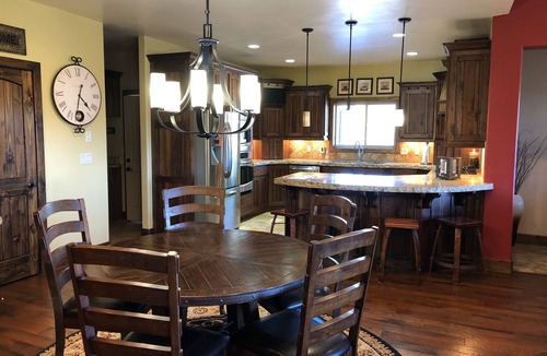 Mammoth Creek Cabin | Upscale 4 Bedroom Mountain Home With Amazing Views Between Zion and Bryce Canyon