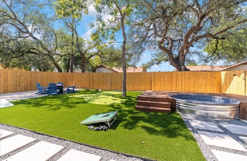 Sweetbriar House | Upscale 4BR/3BR Heated Pool, Outdoor BBQ&Patio Putting Green+Fire Pit+DT 15min