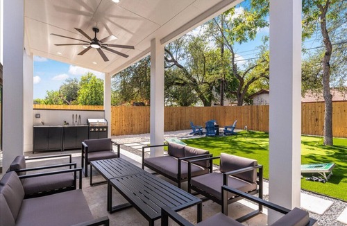 Sweetbriar House | Upscale 4BR/3BR Heated Pool, Outdoor BBQ&Patio Putting Green+Fire Pit+DT 15min