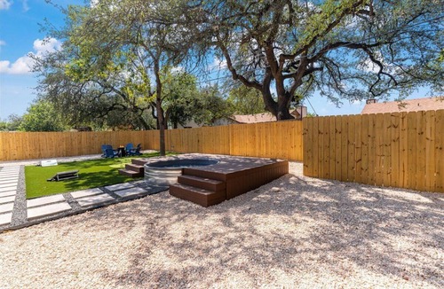 Sweetbriar House | Upscale 4BR/3BR Heated Pool, Outdoor BBQ&Patio Putting Green+Fire Pit+DT 15min