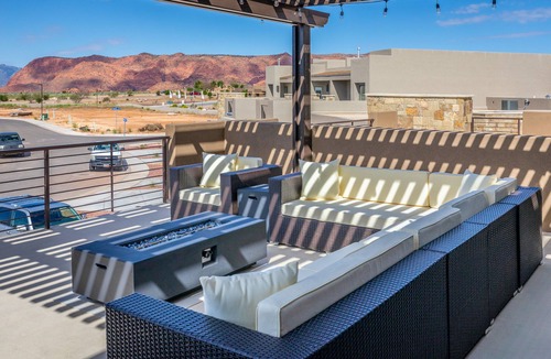 St. George Villa | Upscale 4BR Sleeps 20 - 4 King Suites & Fire Pit