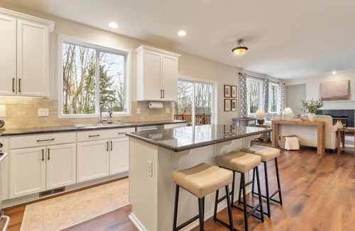 Mountlake Terrace House | Upscale 4BR Upper Unit with Fireplace & Greenbelt Views