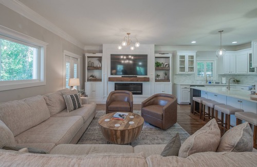 Athens House | Upscale 4BR Walk to Stadium and Downtownn