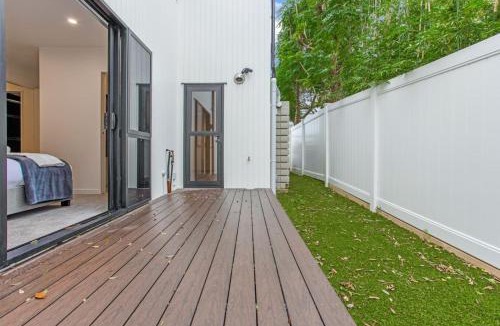 Orakei House | Upscale Abode with Lift, Sea and Skyline Views