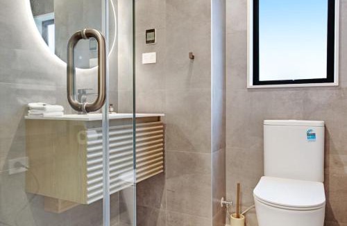 Orakei House | Upscale Abode with Lift, Sea and Skyline Views