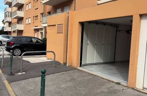 Hyeres Apartment | Upscale apartment in a quiet location, accessible for disabled people