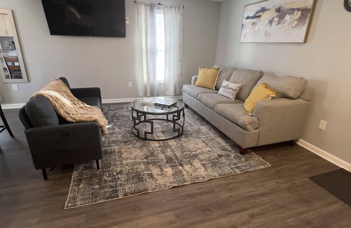 Kansas City Apartment | Upscale apartment near Worlds of Fun, Arrowhead Stadium, Country Club Plaza!