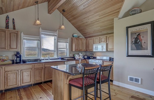 Salmon Apartment | Upscale Apartment with Panoramic Views