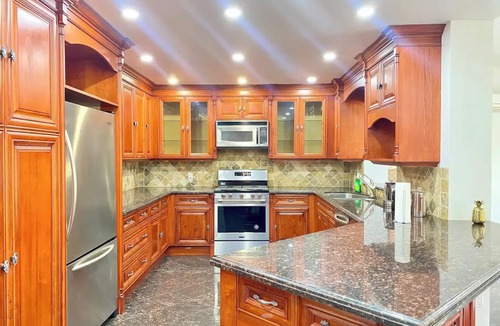 Richmond Hill House | Upscale & Bright 6 Bedroom 2.5 Bathroom House