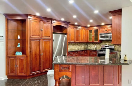 Richmond Hill House | Upscale & Bright 6 Bedroom 2.5 Bathroom House