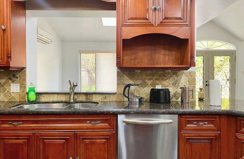 Richmond Hill House | Upscale & Bright 6 Bedroom 2.5 Bathroom House