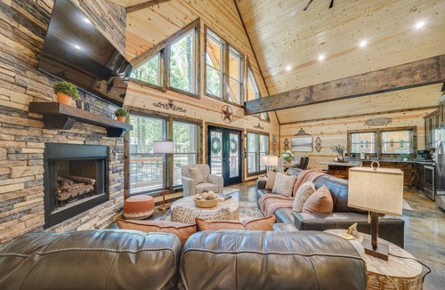 Broken Bow Cabin | Upscale Broken Bow Cabin: Hot Tub & Fishing Pond!