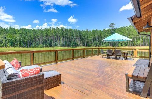 Thomaston House | Upscale Cabin Comfort in Thomaston with 2 Decks!