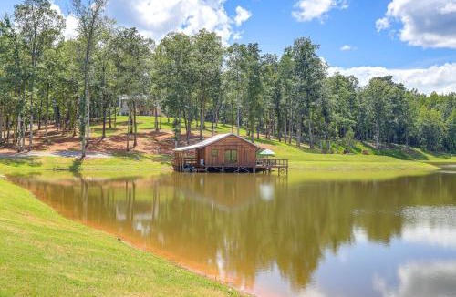 Thomaston House | Upscale Cabin Comfort in Thomaston with 2 Decks!