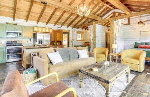 Thomaston House | Upscale Cabin Comfort in Thomaston with 2 Decks!