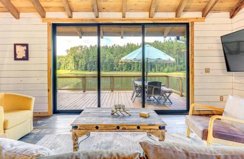 Thomaston House | Upscale Cabin Comfort in Thomaston with 2 Decks!