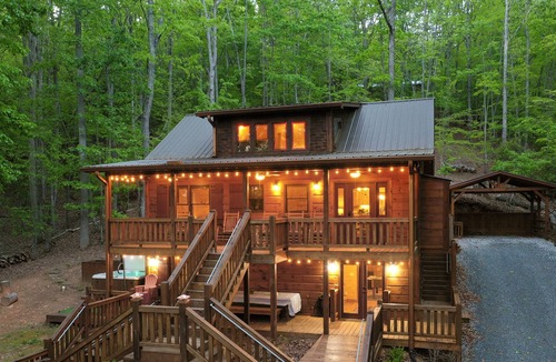 Morganton Cabin | Upscale Cabin! Hot Tub & Arcade. Relax and Make Memories!