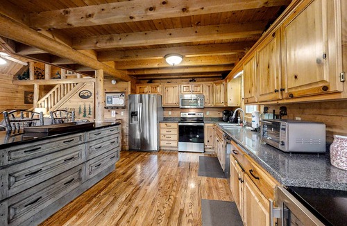 Sevierville Cabin | Upscale Cabin W Hot Tub, Sleeps 22・Game Room・Pool