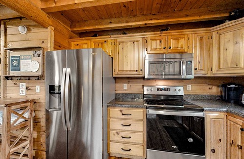Sevierville Cabin | Upscale Cabin W Hot Tub, Sleeps 22・Game Room・Pool