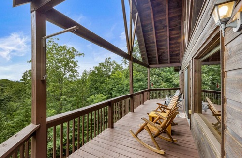 Murphy House | Upscale Cabin with Mountain Views - Pet Friendly!