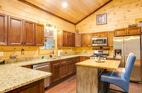 Hidden Lake Cabin | Upscale cabin with secluded setting - fireplaces, central AC & huge front porch