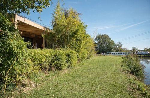 Montcresson Cottage | Upscale canal-side lodge with private Nordic bath, 1h15 from Paris