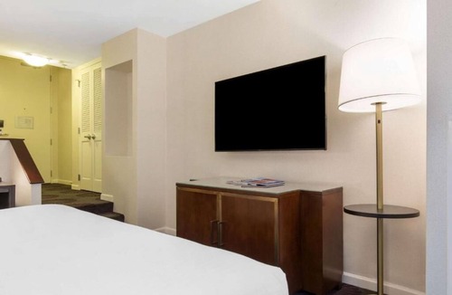 Streeterville Hotel | Upscale City Center Stay | Prime Locale | City Views | Pets Allowed