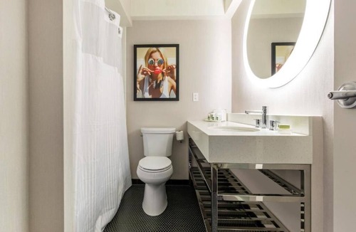 Streeterville Hotel | Upscale City Center Stay | Prime Locale | City Views | Pets Allowed