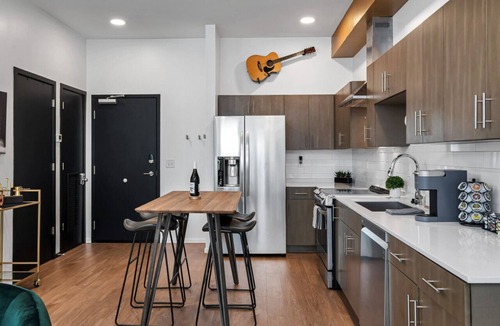 Edgehill Condo | UPSCALE Cozy Nashville Condo★ POOL, PATIO, PARKING