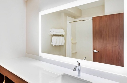 Lenexa House | Upscale & Cozy Suite! WiFi & Breakfast Included