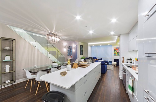 Downtown Toronto House | Upscale & Curated | 4BR, 3BATH Townhouse Queen West Financial/Entertainment Dist