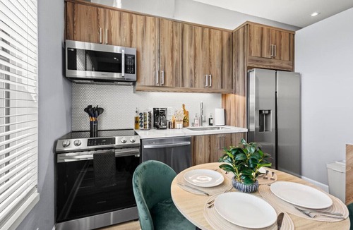 Cedars Apartment | Upscale Dallas 1BR/1BA Retreat w Gym, Park & View