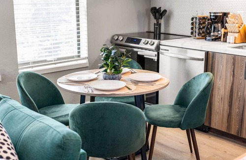 Cedars Apartment | Upscale Dallas 1BR/1BA Retreat w Gym, Park & View