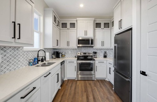 West Dallas House | Upscale Dallas Retreat: By Trinity Groves&Downtown