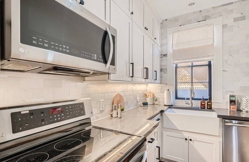 Arsenal Condo | Upscale Designer 2 BR Historic Gem~ Walk to Eateries, River Walk & Downtown!