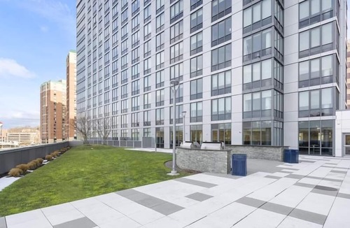 White Plains Apartment | Upscale Downtown 2BR | Lux Amenities | Laundry