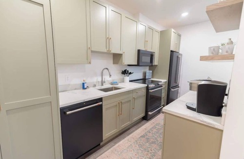 Palmer Bed & Breakfast | Upscale Downtown Suite Mt. Views Walkable!