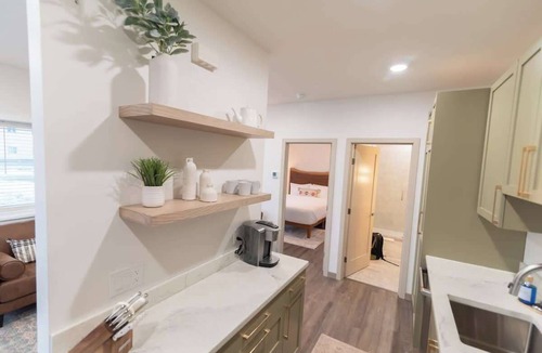 Palmer Bed & Breakfast | Upscale Downtown Suite Mt. Views Walkable!