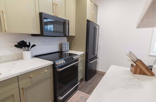 Palmer Bed & Breakfast | Upscale Downtown Suite Mt. Views Walkable!