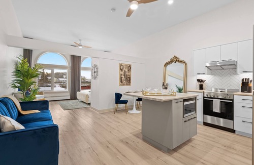 Inglewood Apartment | Upscale Historic Loft | TOP FLOOR | Downtown | Free Parking