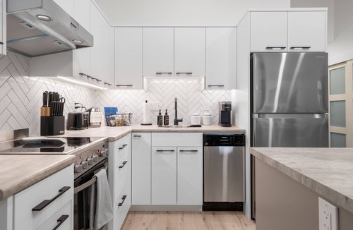 Inglewood Apartment | Upscale Historic Loft | TOP FLOOR | Downtown | Free Parking