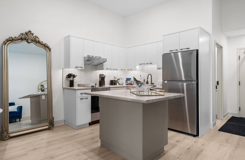 Inglewood Apartment | Upscale Historic Loft | TOP FLOOR | Downtown | Free Parking