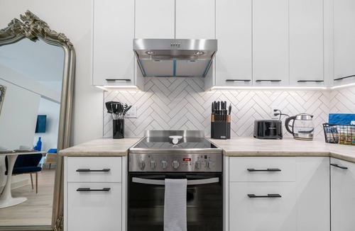 Inglewood Apartment | Upscale Historic Loft | TOP FLOOR | Downtown | Free Parking